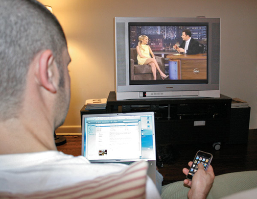 Usuário consome TV e web ao mesmo tempo (Foto: Reprodução)